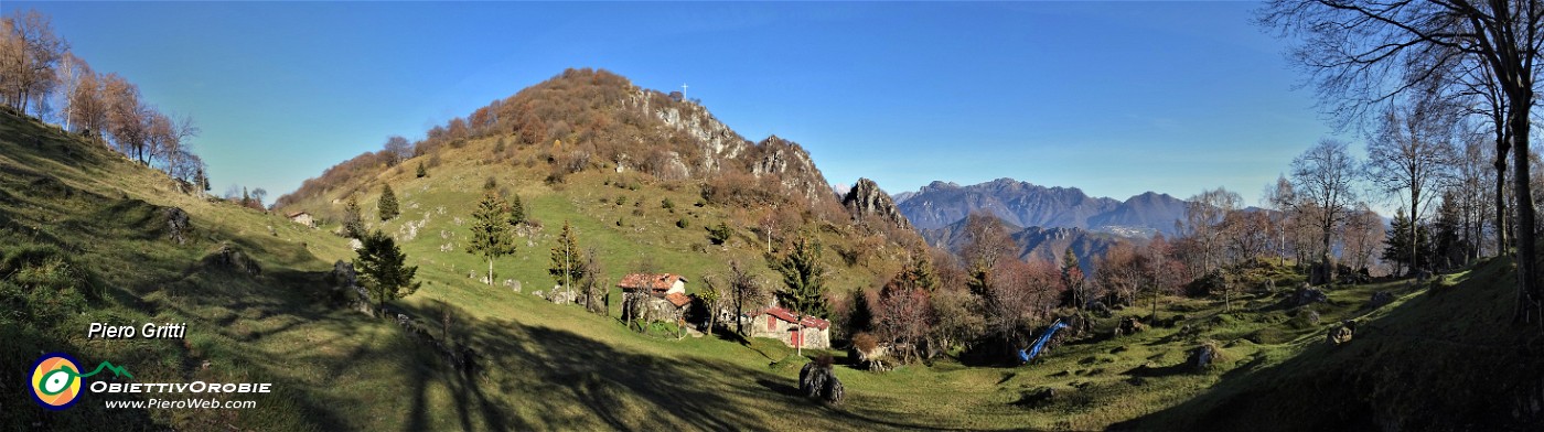 43 Il sent. 505 esce poco sotto il Rif. Monte Zucco in un'ampia conca prativa con vista sul Monte Zucco .jpg